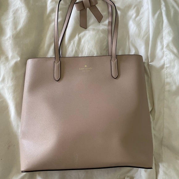 Kate Spade Brynn Large Tote Bag Saffiano Leather Bow Charm Warm Beige K5797 $359 - Picture 2 of 5